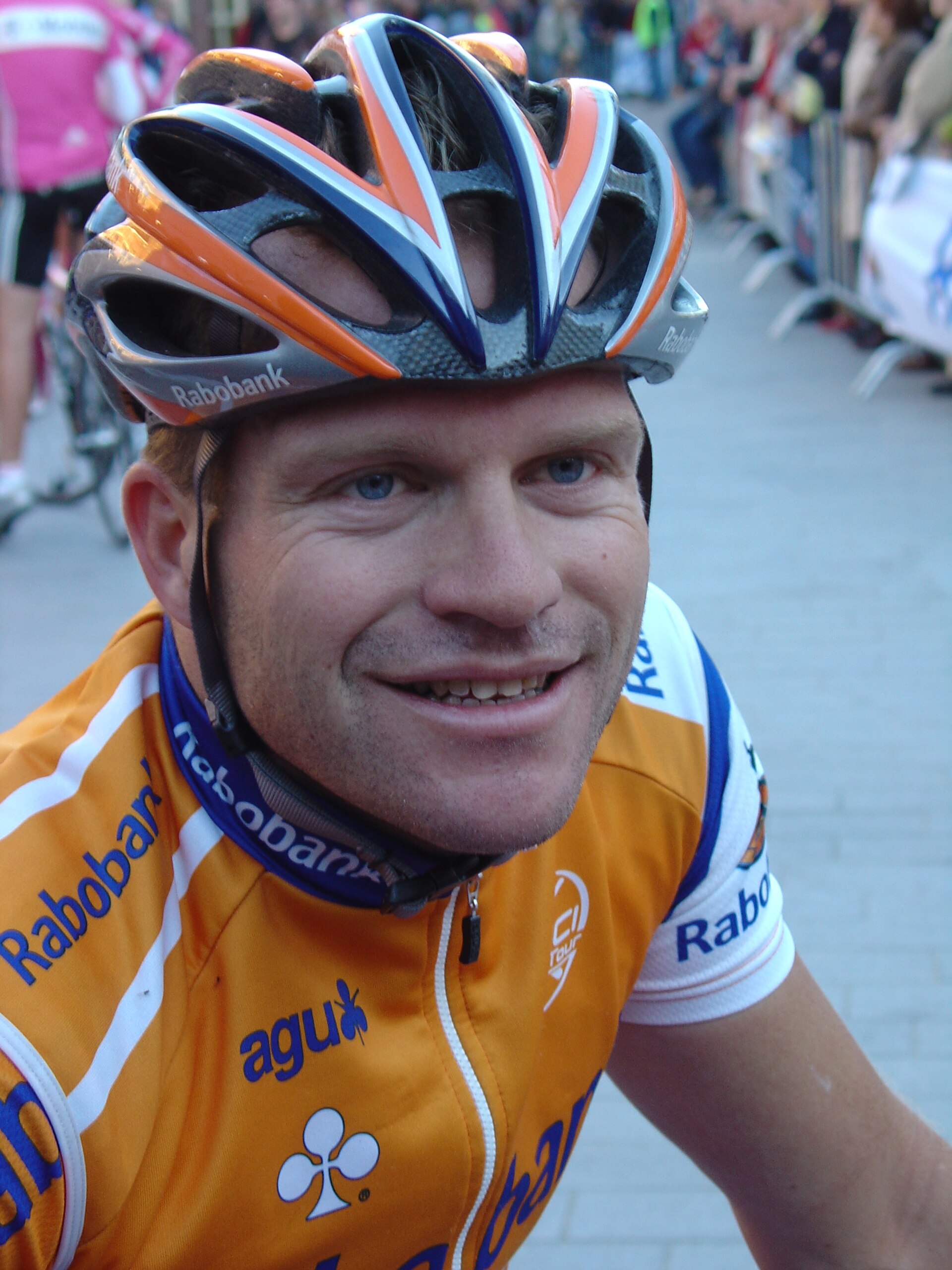 Imagem de referência de Steven de Jongh, descrito nos dados abertos como ciclista profissional holandês