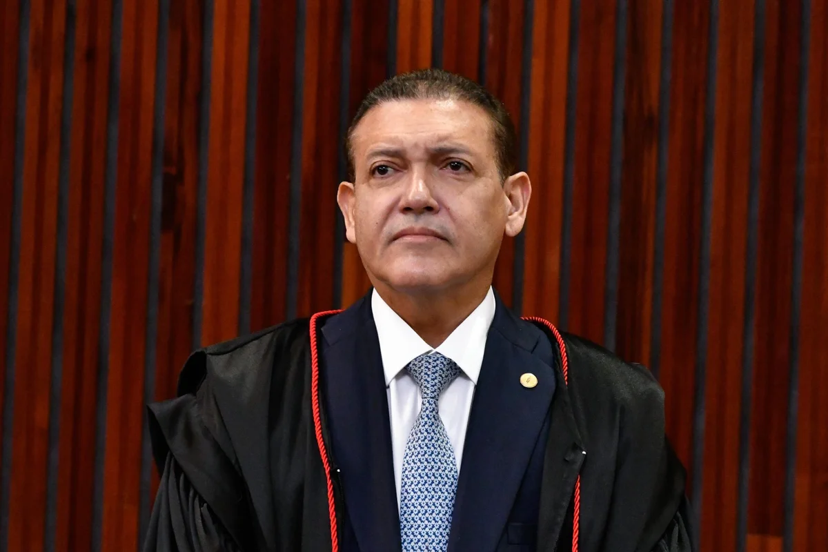 Nunes Marques avalia se declarar impedido em sessão do STF após mensagens