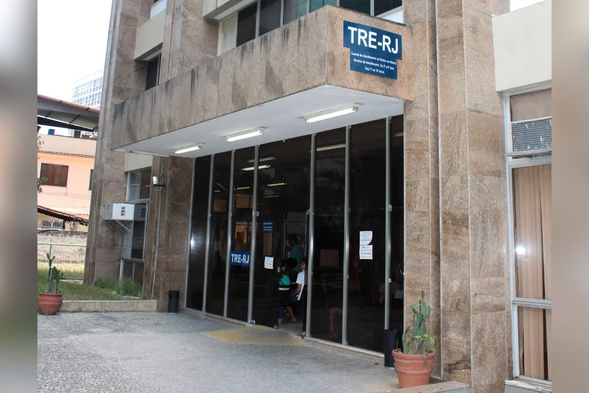 “Milícia de gravata” e orcrim: veja candidatos barrados pelo TRE-RJ