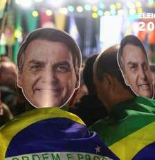 Apoiadores com máscaras de Jair Bolsonaro Foto: Reuters / BBC News Brasil