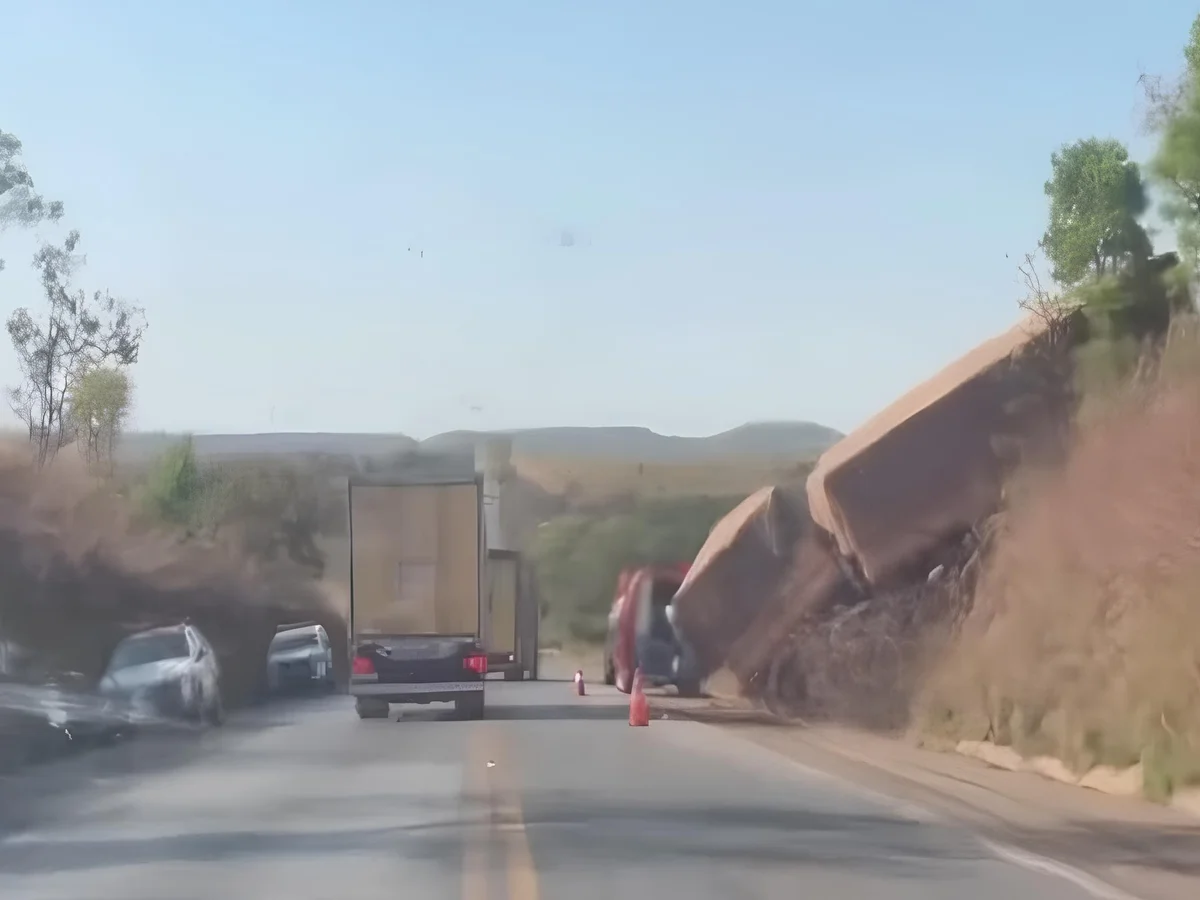 Carreta sai da pista e fica presa em barranco após acidente na BR-040