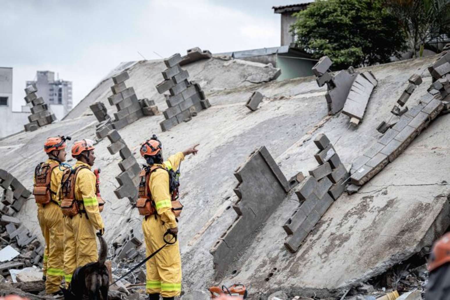 Seis pessoas morreram ap&oacute;s um pr&eacute;dio em constru&ccedil;&atilde;o desabar sobre uma casa na Penha.