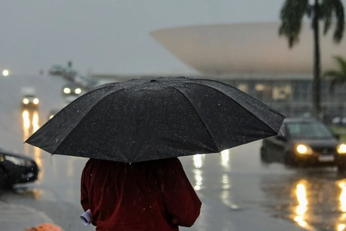 Pessoa no chuva - Metrópoles
