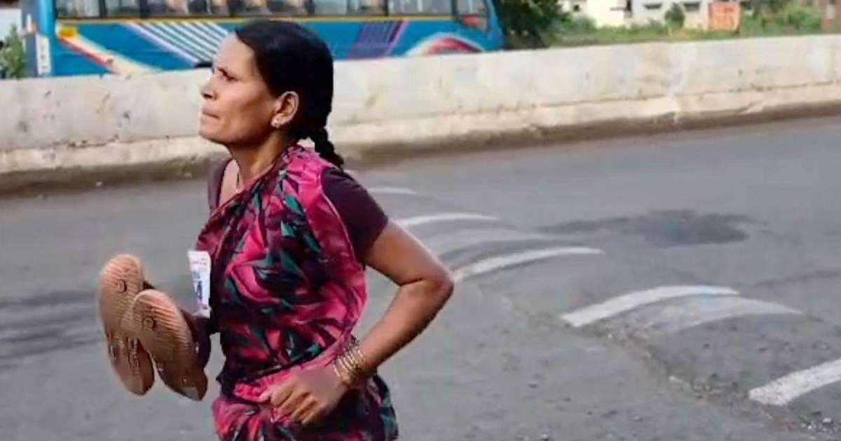 A mãe que viralizou ao correr descalça (e vencer) uma corrida para poder comprar o material escolar da filha