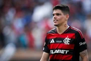 Ayrton Lucas deixou o campo lesionado no início da partida