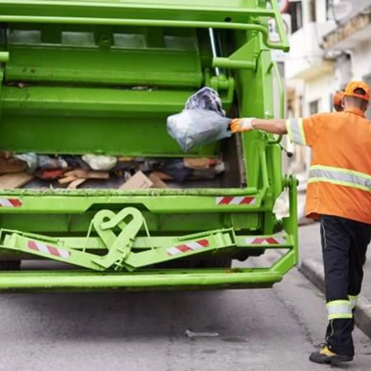 Motorista que comia dentro de caminhão de lixo ganha indenização em MG