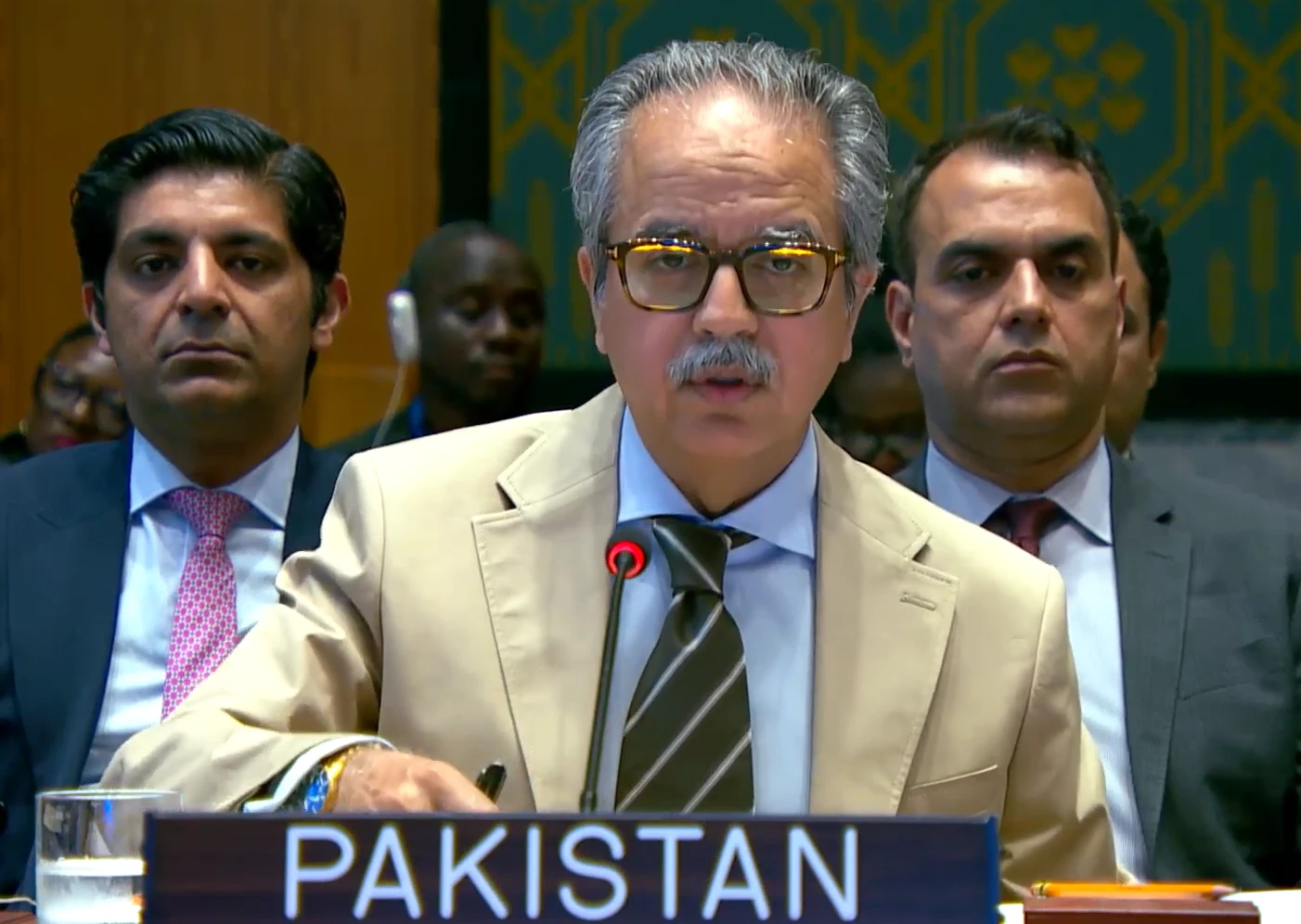 Paquistão adverte Talibã contra abrigar grupos terroristas