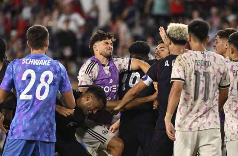 Confusão marca fim de jogo em amistoso entre EUA e Chile