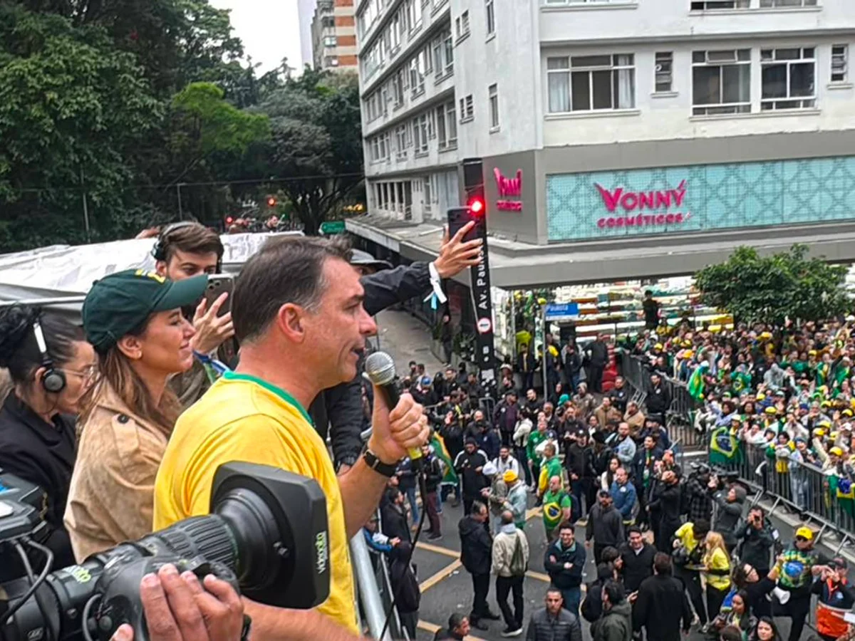 Flávio modera discurso ao mercado e endurece com pauta anti-STF nas ruas