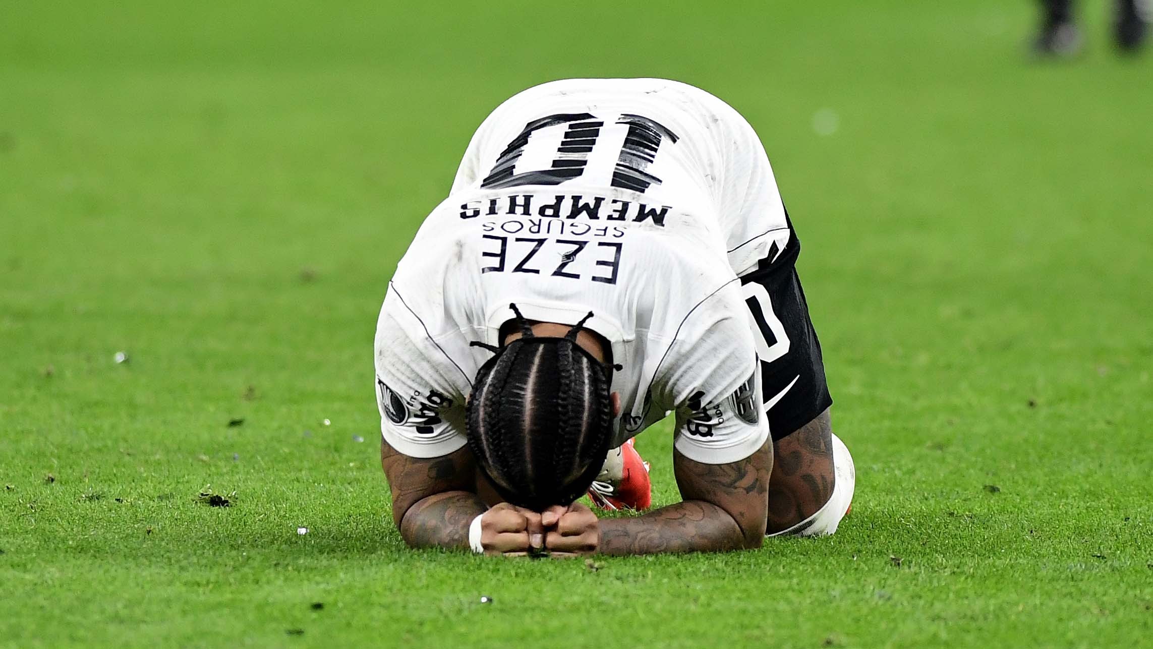 Memphis pede desculpa à torcida do Corinthians por pênalti perdido: "Coração partido"