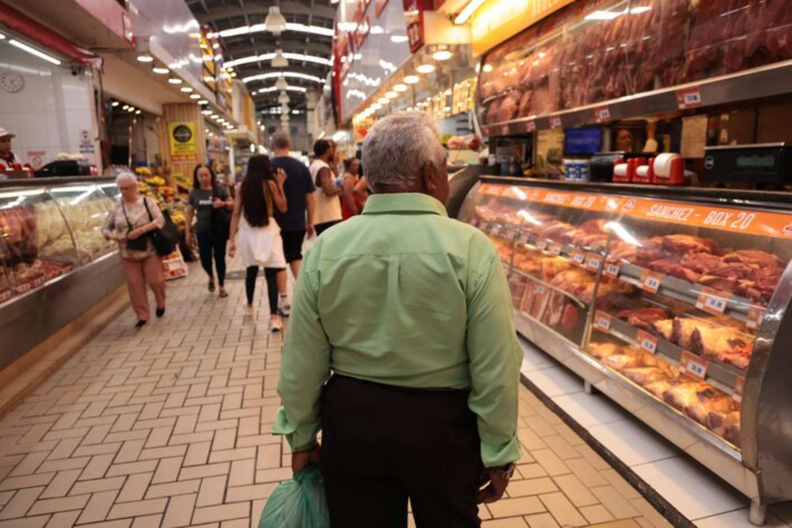 Transitam pelo mercado cerca de 5 mil pessoas todos os dias, como informa a presidente da Associação dos Comerciantes do Mercado da Lapa, Daniele Malvassoura; o dia de maior movimento é o sábado e mesmo assim é difícil encontrar algum tipo de aglomeração nos corredores