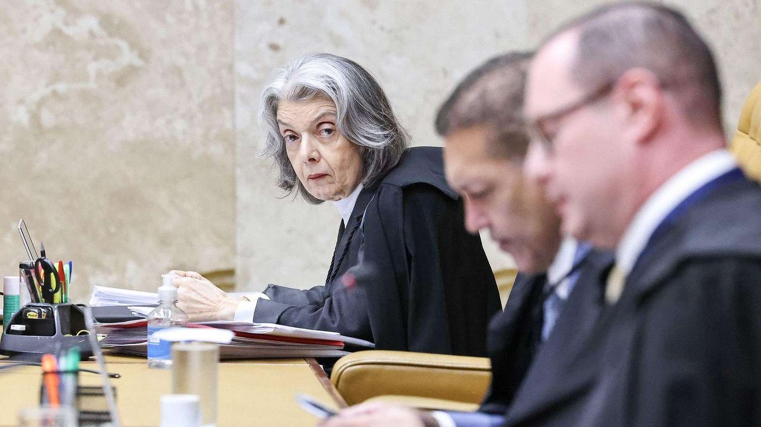 Cármen Lúcia durante julgamento do STF, ao lado de Nunes Marques e Cristiano Zanin