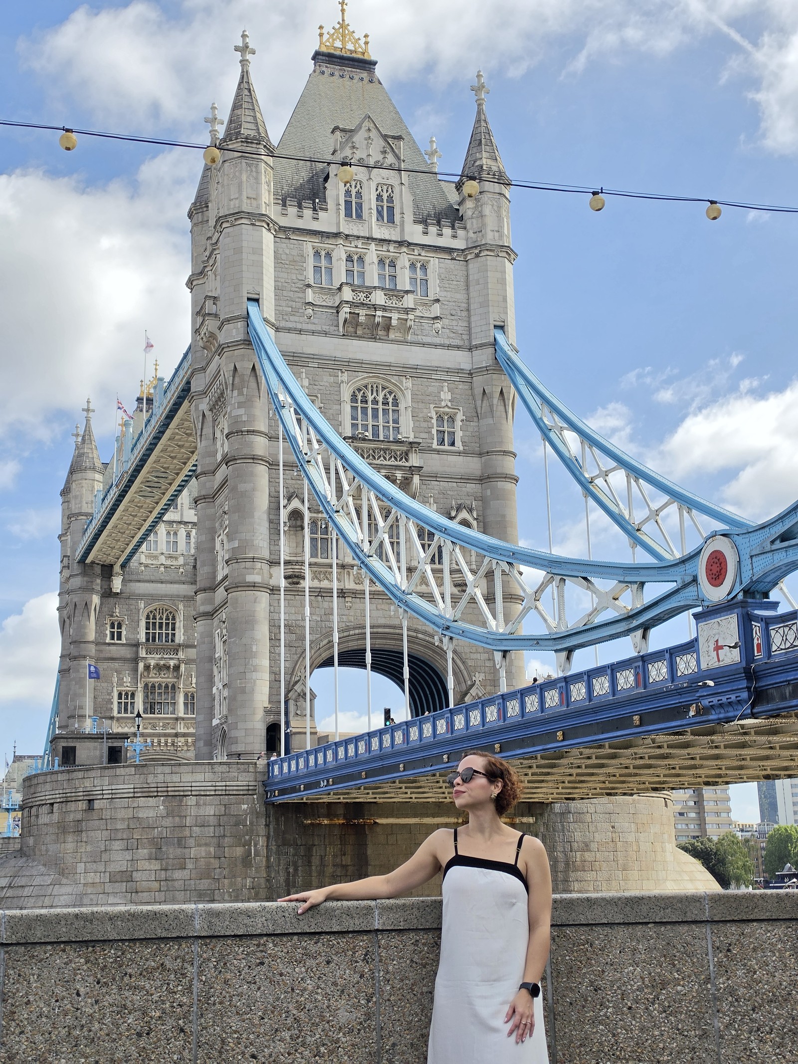 Ana em frente à Tower Bridge; foto tirada com câmera principal do Galaxy S26 Ultra — Foto: Ana Letícia Loubak/TechTudo