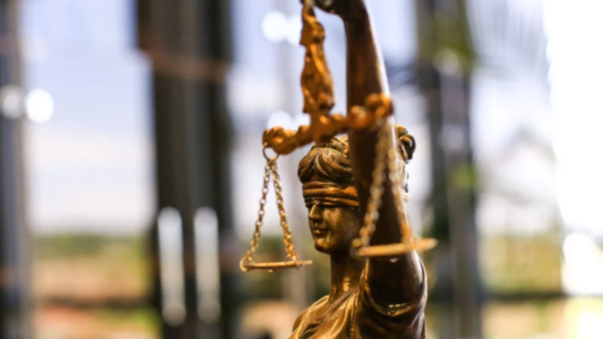 Imagem de escultura representando a Justiça -- Metrópoles