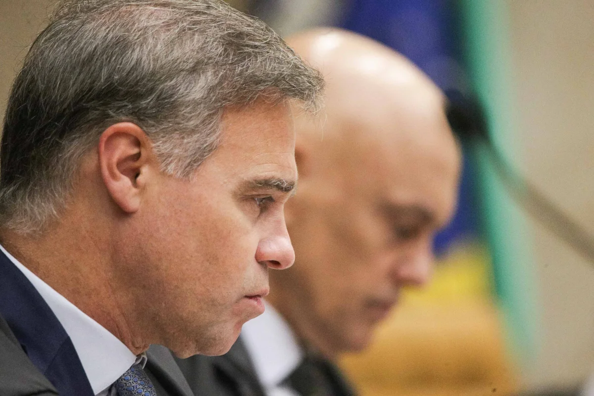 André Mendonça, com Alexandre de Moraes ao fundo -- Metrópoles