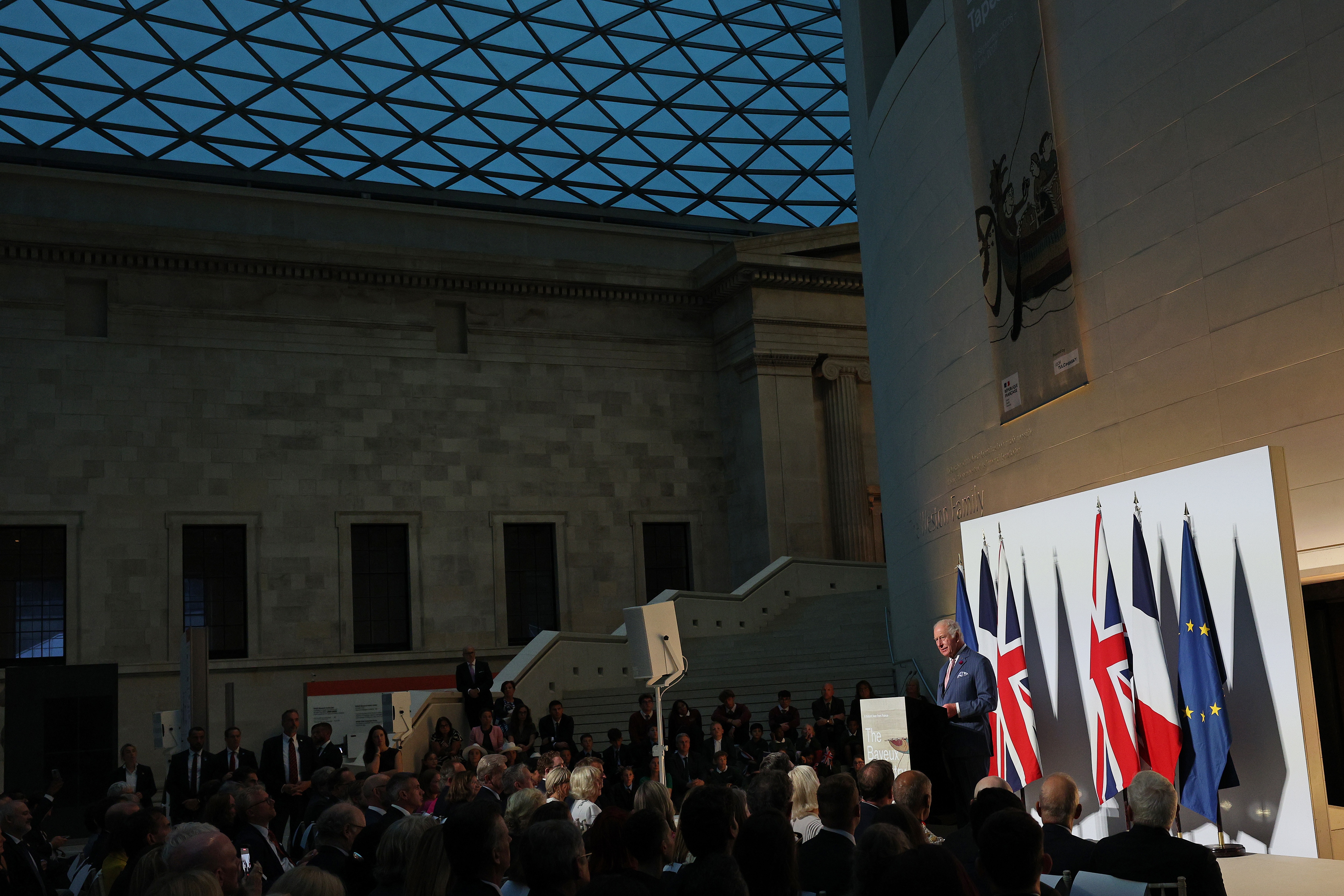 Palácio de Buckingham rebate alegações feitas no livro sobre a Princesa Diana