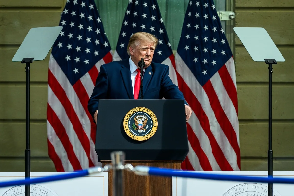 Aprovação de Donald Trump atinge mínima histórica de 32%