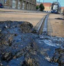 Calor extremo, somado ao atrito dos trilhos, levou ao derretimento do asfalto em Leipzig, no leste da Alemanha; serviço de bondes precisou ser interrompido Foto: DW / Deutsche Welle