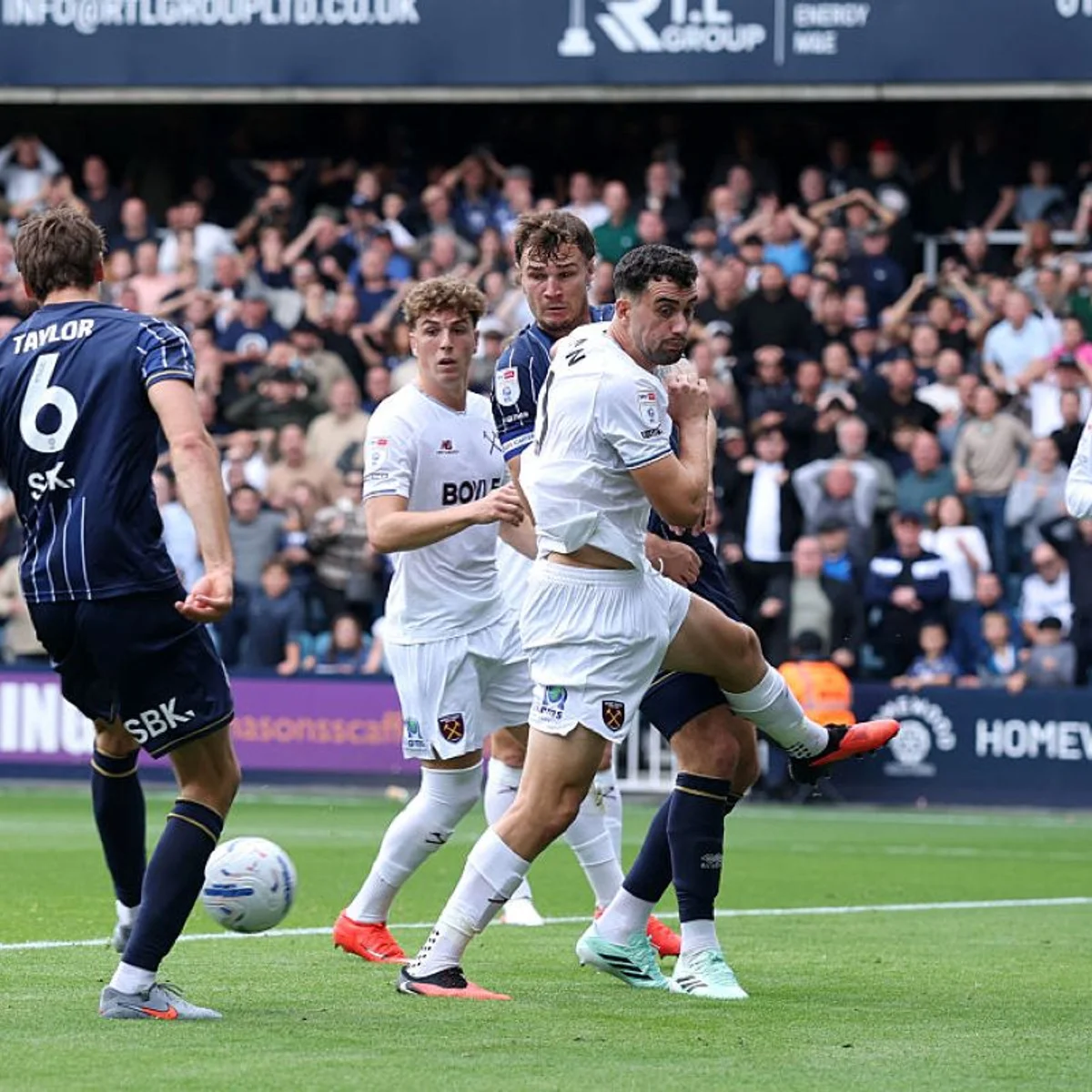 Em 100º clássico, Milwall e West Ham empatam em 2 x 2, no The Den