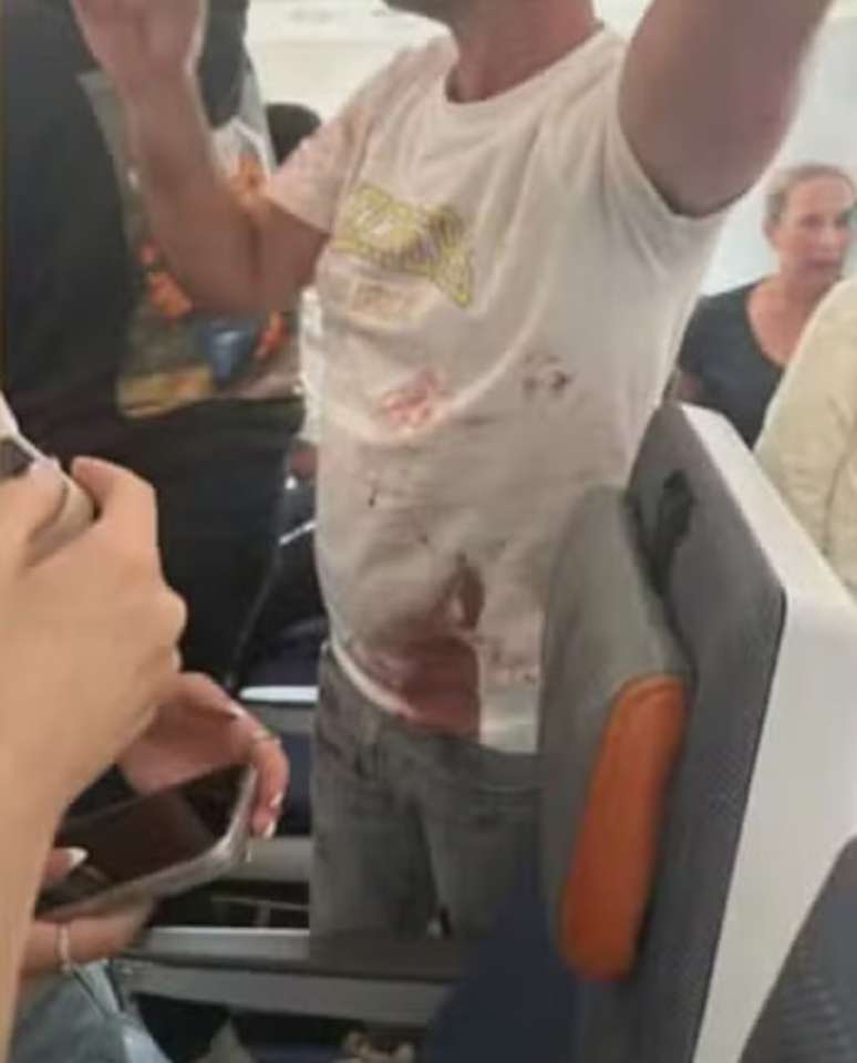 'Sangue por toda parte': passageiros relatam horror em voo para Israel após piloto ser esfaqueado