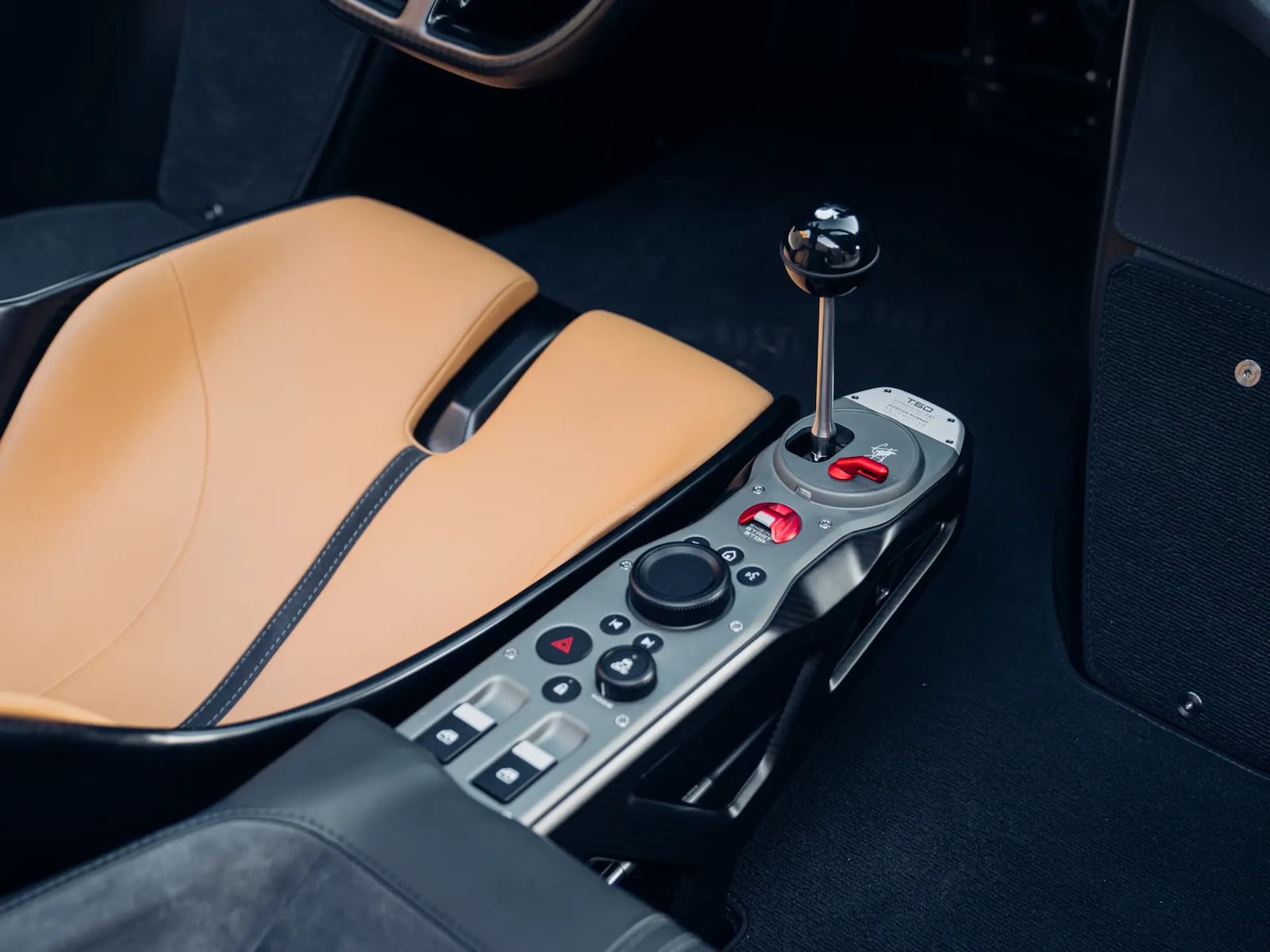 Câmbio automático? Nada disso, o carrão de luxo conta com um manual Alex Penfold/Cortesia da RM Sotheby's