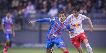 Nicol&aacute;s Acevedo, do Bahia, disputa lance com Rodriguinho, do Bragantino, pelo Brasileir&atilde;o. Foto: Anderson Lira/Sports Press Photo/SPP/Alamy Live News