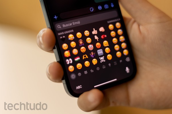 Rosto rachado, picles e meteoro: veja os 9 emojis novos que chegam em breve