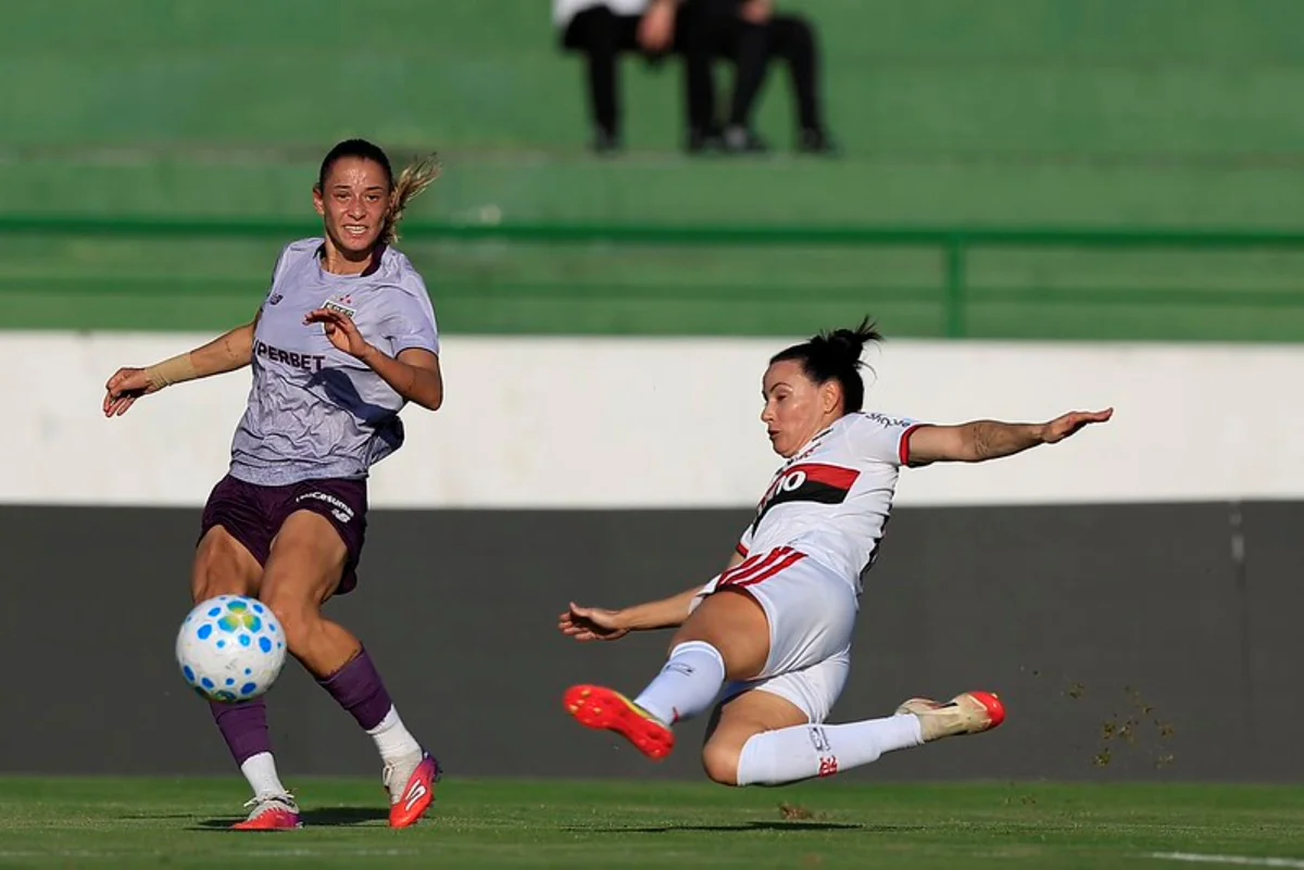 Imagem colorida de jogo do Brasileirão feminino- Metrópoles