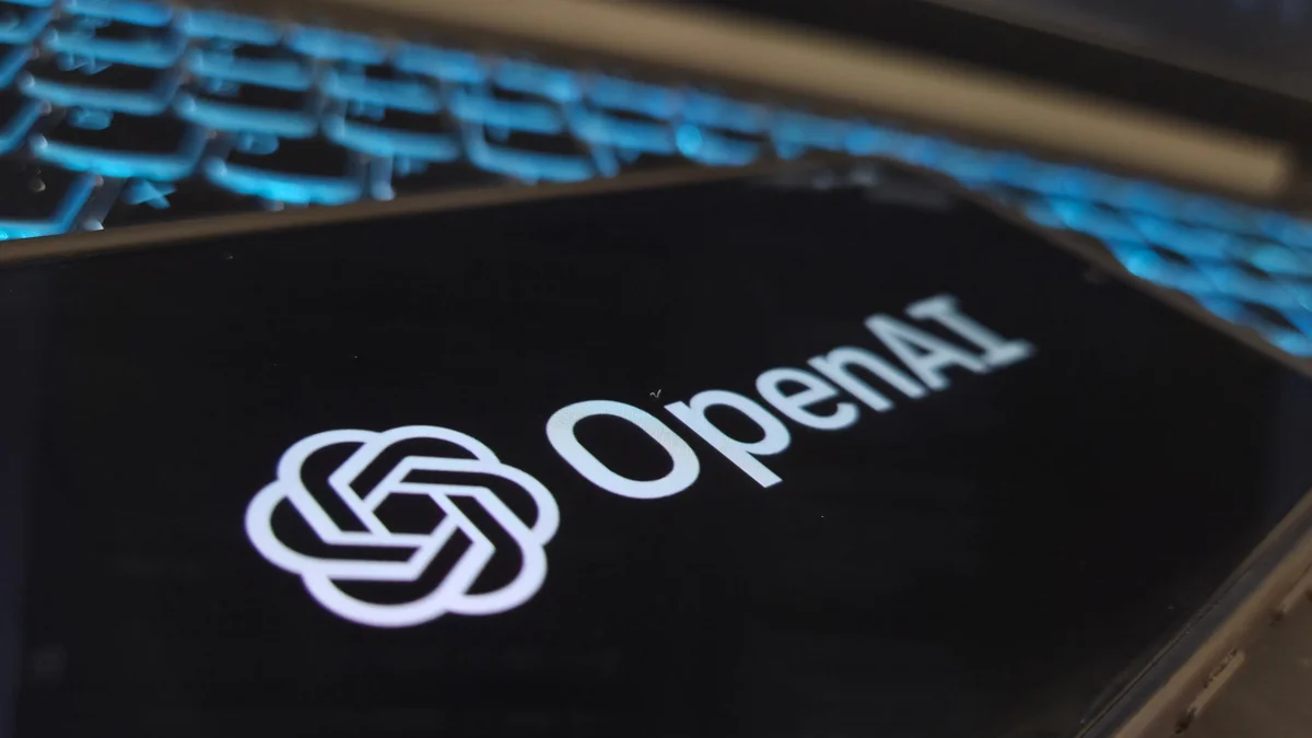 Logo da OpenAI na tela do celular