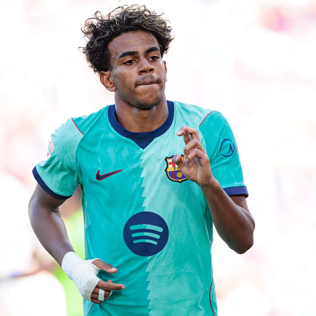 Lamine Yamal diz merecer a Bola de Ouro por títulos na temporada
