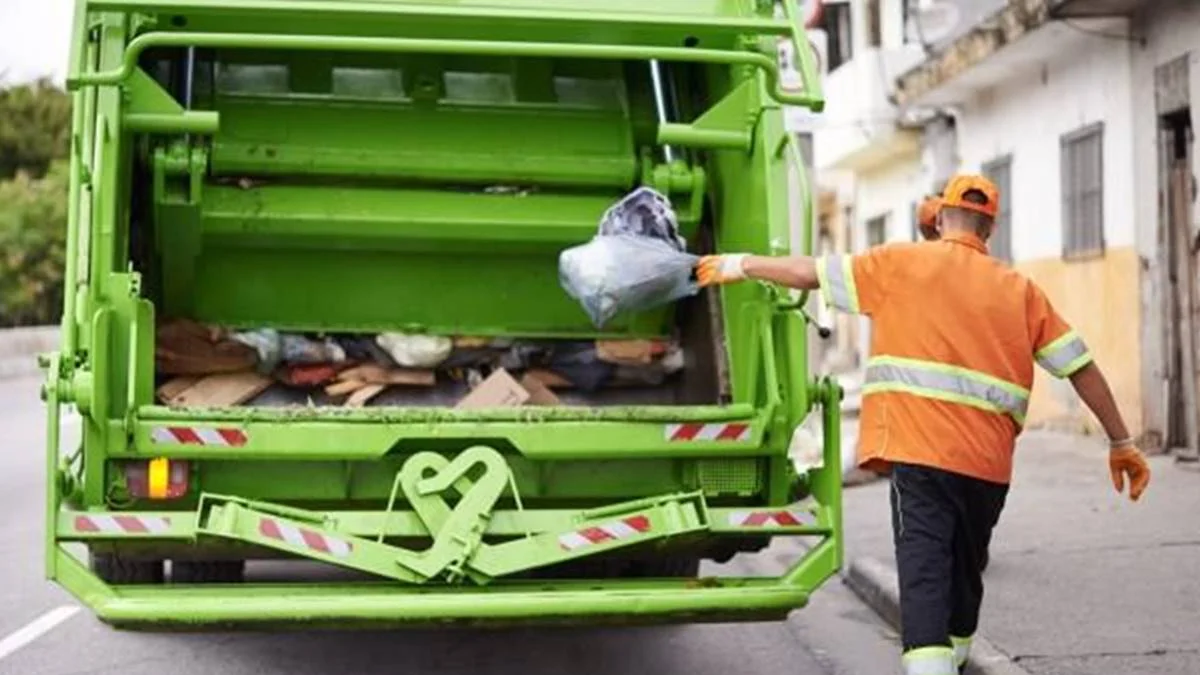 Motorista que comia dentro de caminhão de lixo ganha indenização em MG