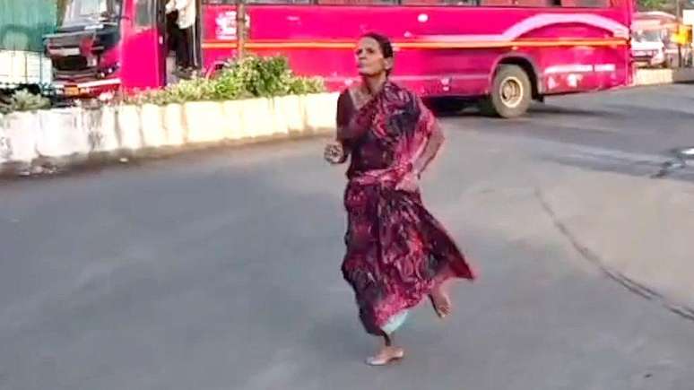 A mãe que viralizou ao correr descalça (e vencer) uma corrida para poder comprar o material escolar da filha