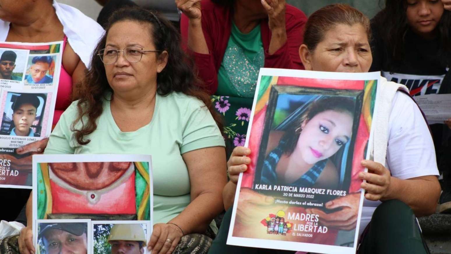 Todos os meses, o grupo Mães pela Liberdade se reúne nas grades da catedral metropolitana de San Salvador para exigir informações sobre seus familiares detidos, julgamentos individuais e visitas às prisões