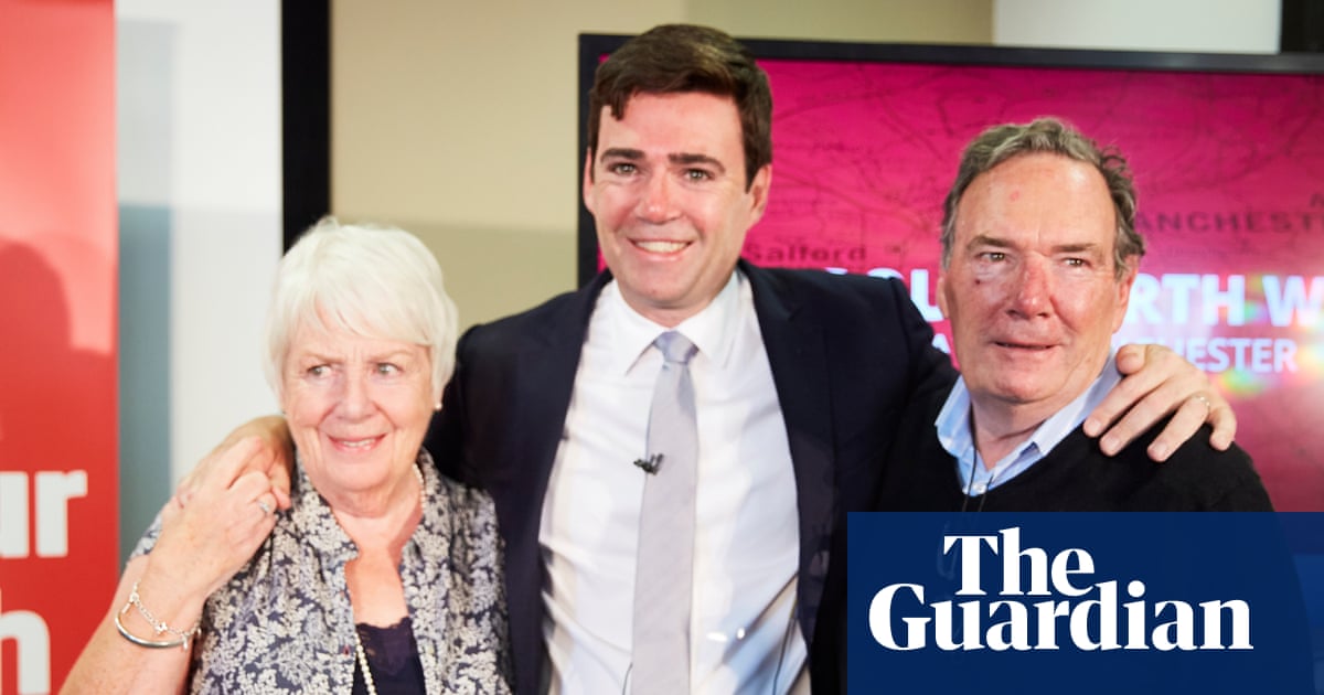 Andy Burnham cancela compromissos após anúncio da morte de seu pai