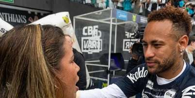 Influencer Naty Potira recebe o carinho de Neymar antes de um jogo do Santos &ndash; Foto: Reprodu&ccedil;&atilde;o/Instagram / Jogada10