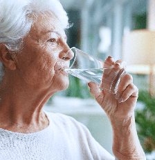 Pequenas mudanças na rotina podem facilitar a ingestão de líquidos e ajudar a prevenir a desidratação Foto: PeopleImages | Shutterstock / Portal EdiCase
