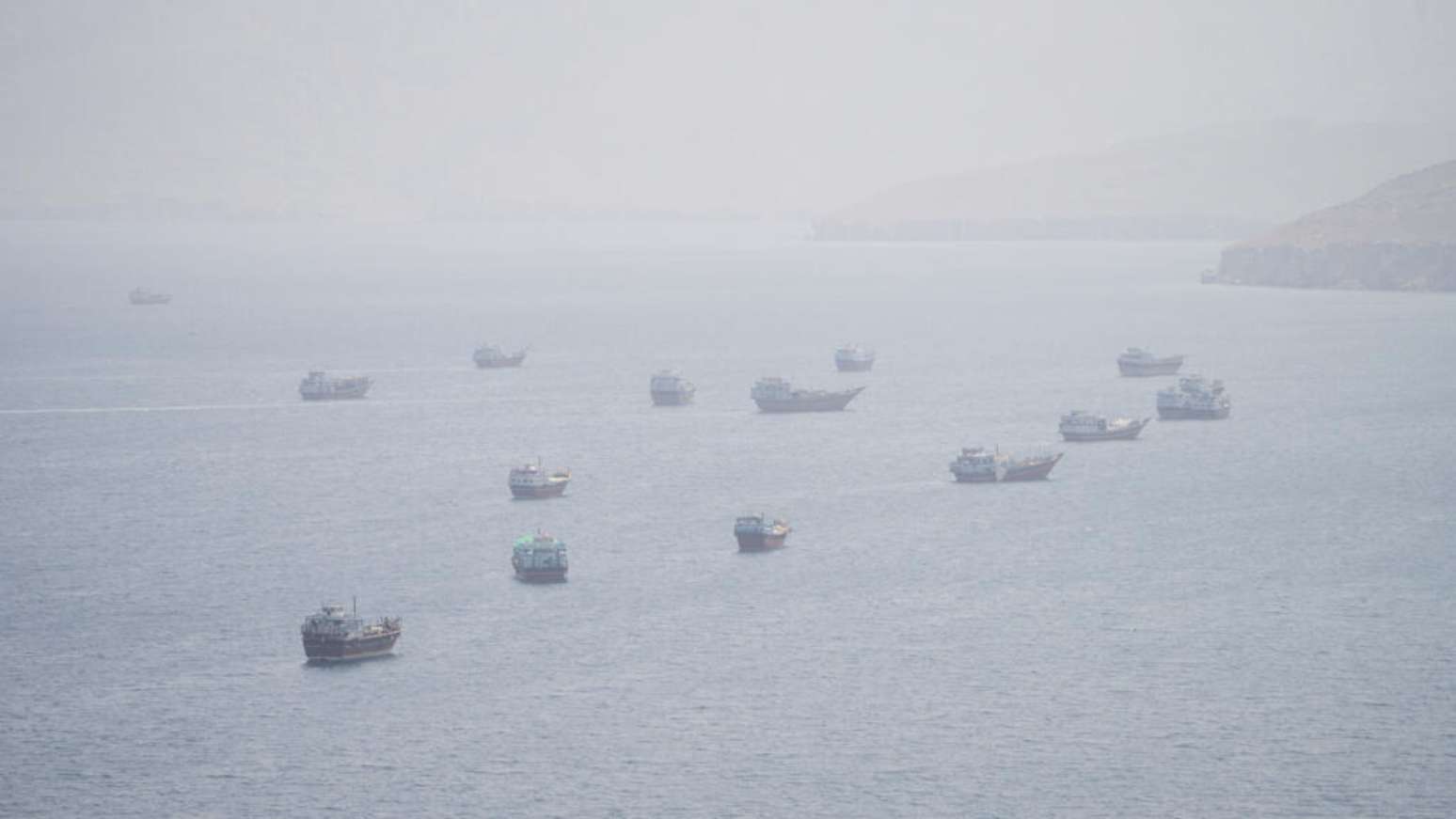 FOTO DE ARQUIVO: Embarcações próximas ao Estreito de Ormuz, vistas de Musandam, Omã, em 2 de setembro de 2026.