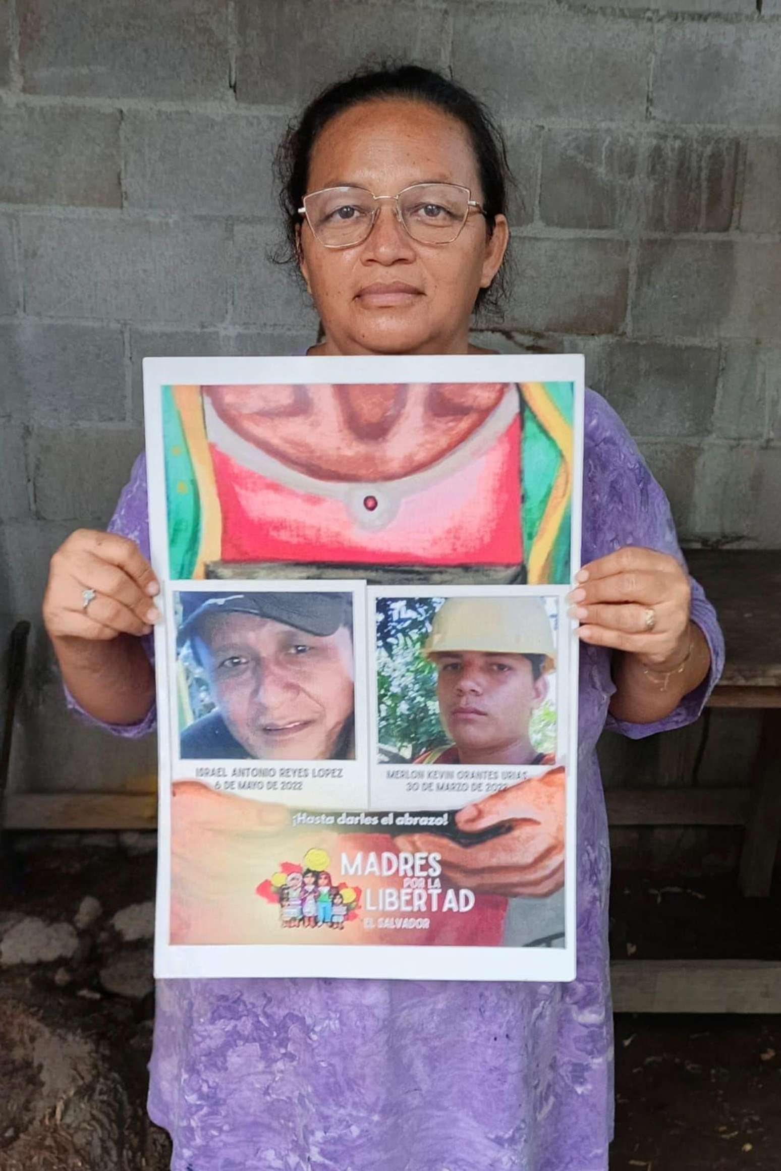 Há mais de quatro anos, Liliana Urías não vê seu marido, Israel Reyes (na foto da esquerda, no cartaz) e seu filho, Merlon Urías