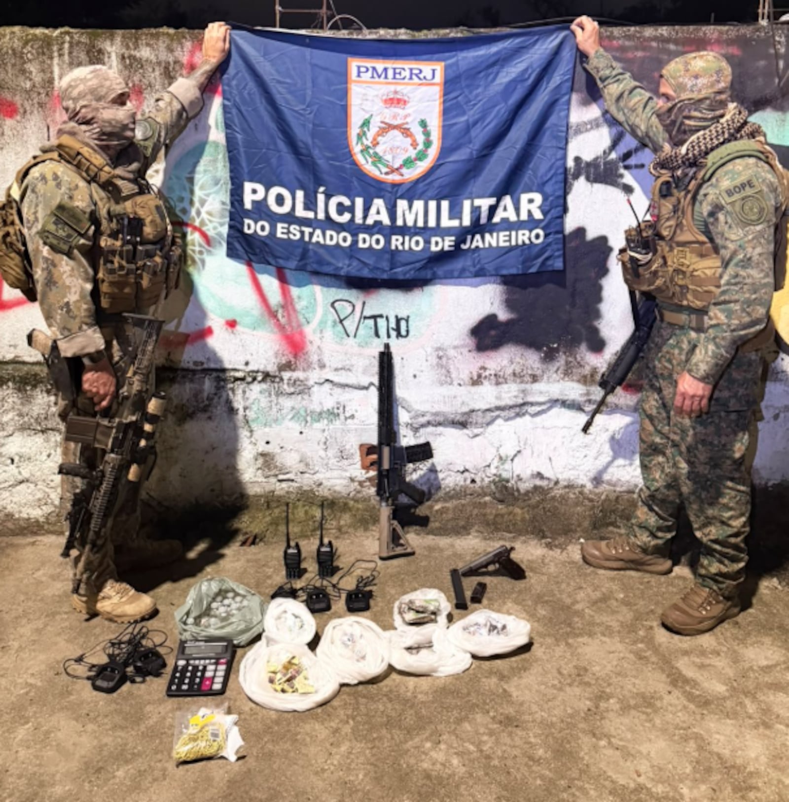 Agentes apreenderam fuzil, pistola, carregadores, munições, rádios e drogas Reprodução/Polícia Militar