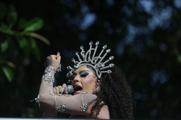 Parte de palco cede e derruba bailarinos em show de Gloria Groove em MG; veja vídeo