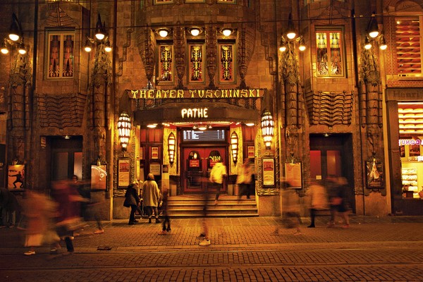 Fotógrafo registra a magia escondida nas salas de cinema mundo afora