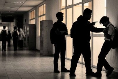 Anak-anak kita tidak memerlukan lebih banyak contoh untuk membuli, sebaliknya mereka memerlukan lebih banyak contoh mengapa perbuatan itu salah. Foto janaan AI