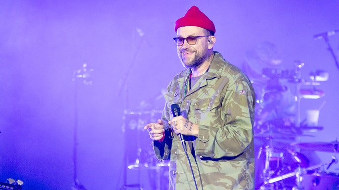 O vocalista da banda Gorillaz, Damon Albarn, segura uma bandeira palestina durante um show após a remoção de Macklemore do tour.