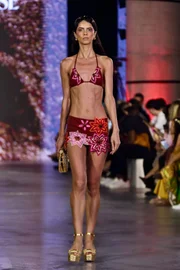 Mikaela Gomes, veterana do Metrópoles Catwalk, brilha no 3º dia de desfiles