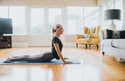 Fisioterapeuta ensina exercício fácil para aliviar dor nas costas em casa