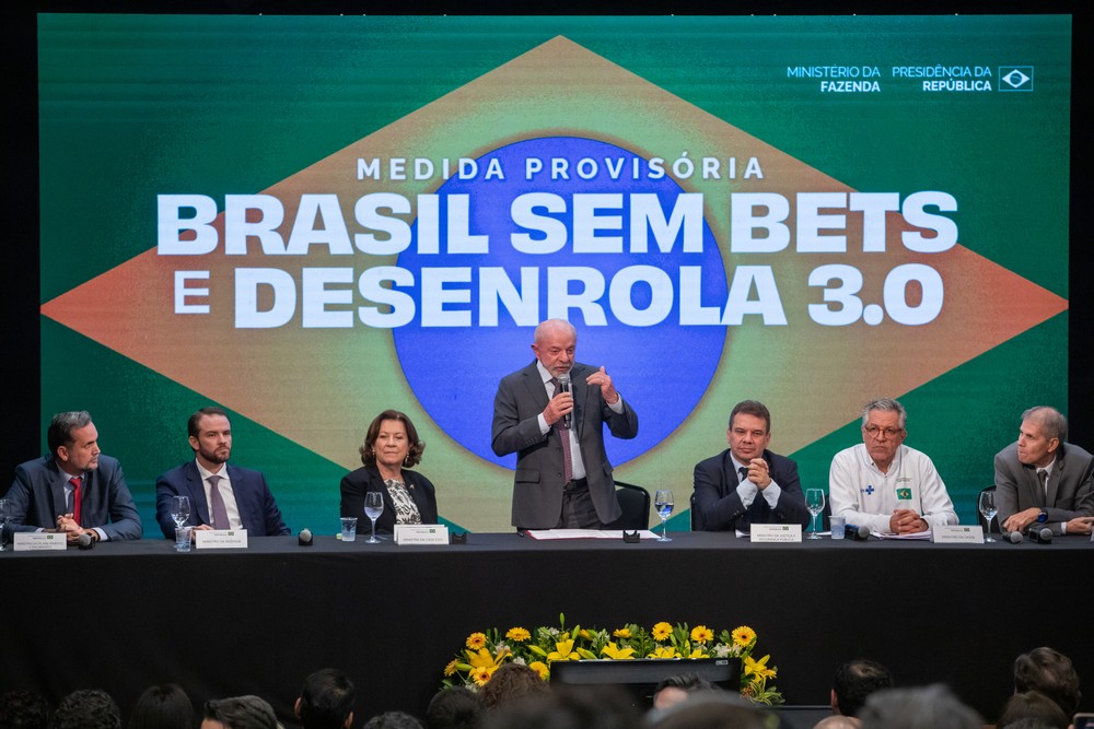 Presidente Lula e ministros anunciam o fim das bets. — Foto: Edilson Dantas / O Globo