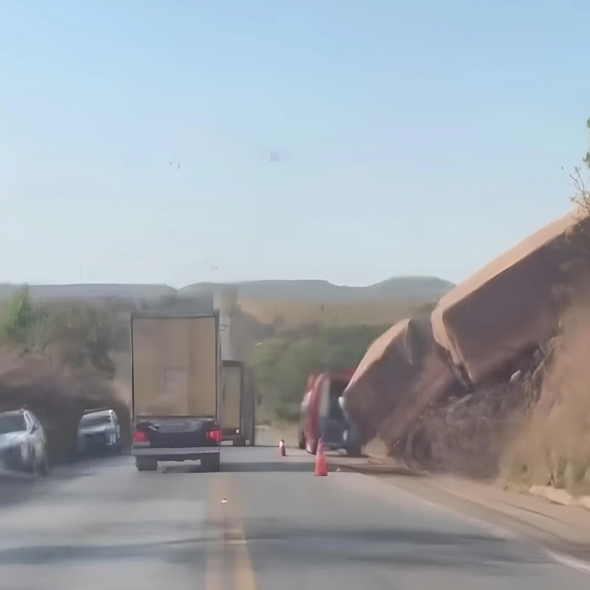 Carreta sai da pista e fica presa em barranco após acidente na BR-040