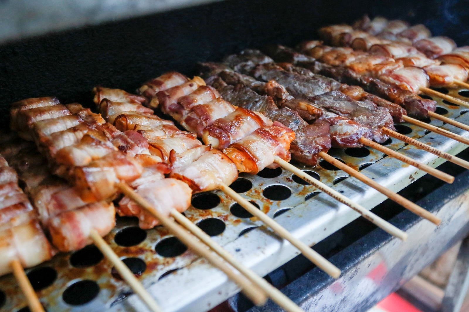 Espetinhos variados de carnes, com sabores para todos os gostos. Vidal Balielo Jr.