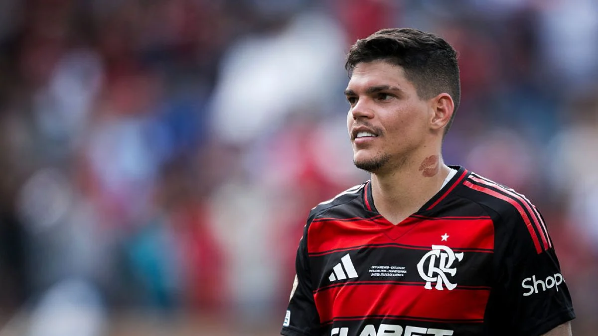 Flamengo confirma lesão de Ayrton Lucas após jogo contra o Bragantino