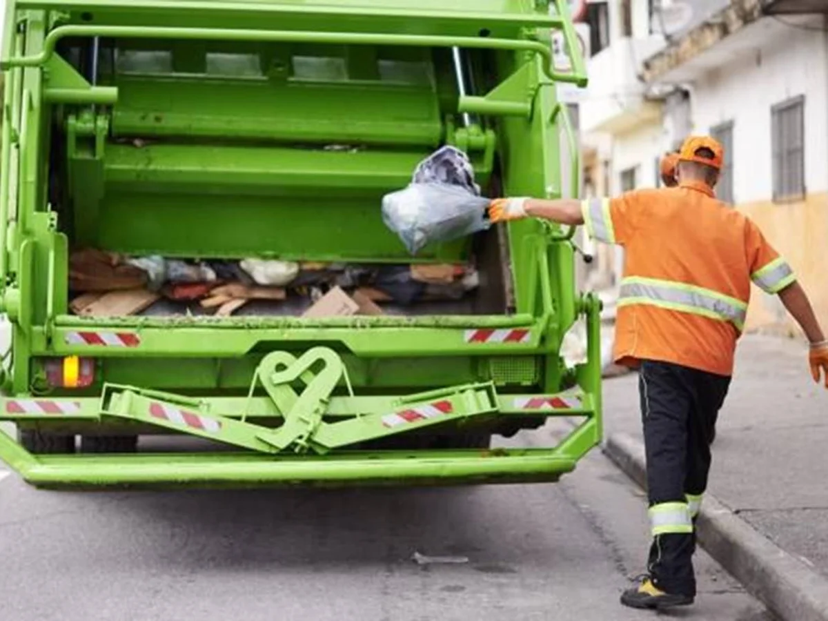 Motorista que comia dentro de caminhão de lixo ganha indenização em MG